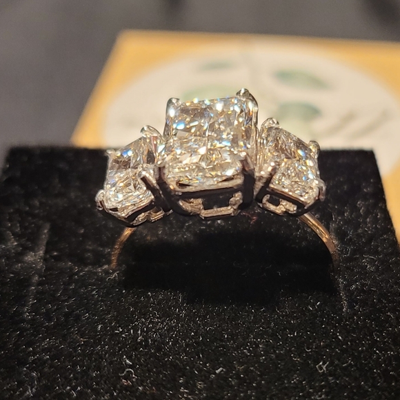 IGI Certified Three Stone Diamond Ring - Picture 8 of 12